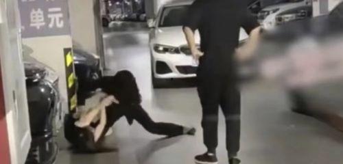 日本女人打架踩裆,一招踩裆引发网络热议