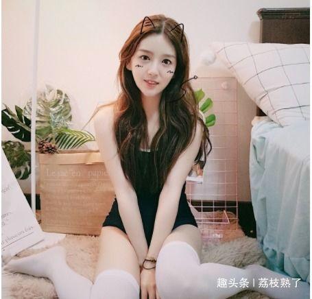 美女白丝袜子泳衣小漫画,美女漫画中的夏日风情